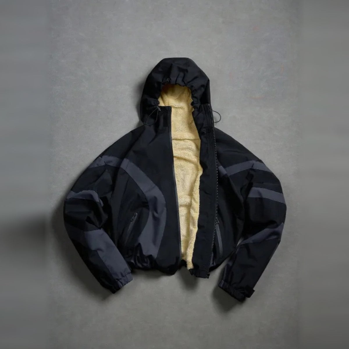 Veste courte à capuche doublée polaire noire et grise